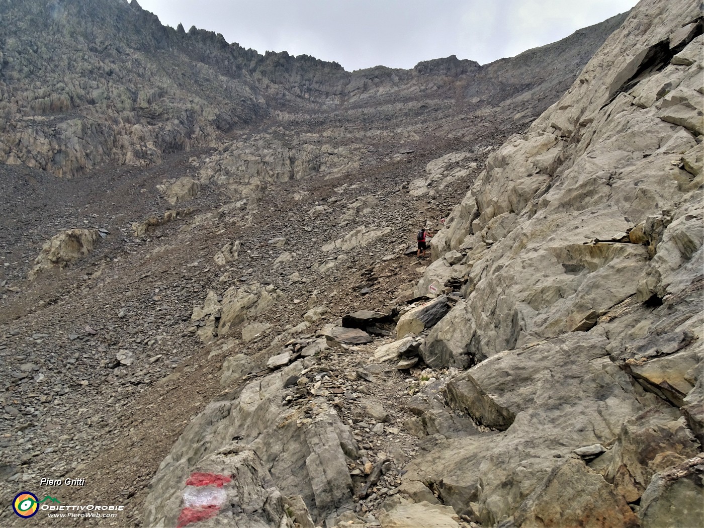 30 In alto il sentiero si impenna su pietraie e macereti con sfasciumi...attenzione.JPG